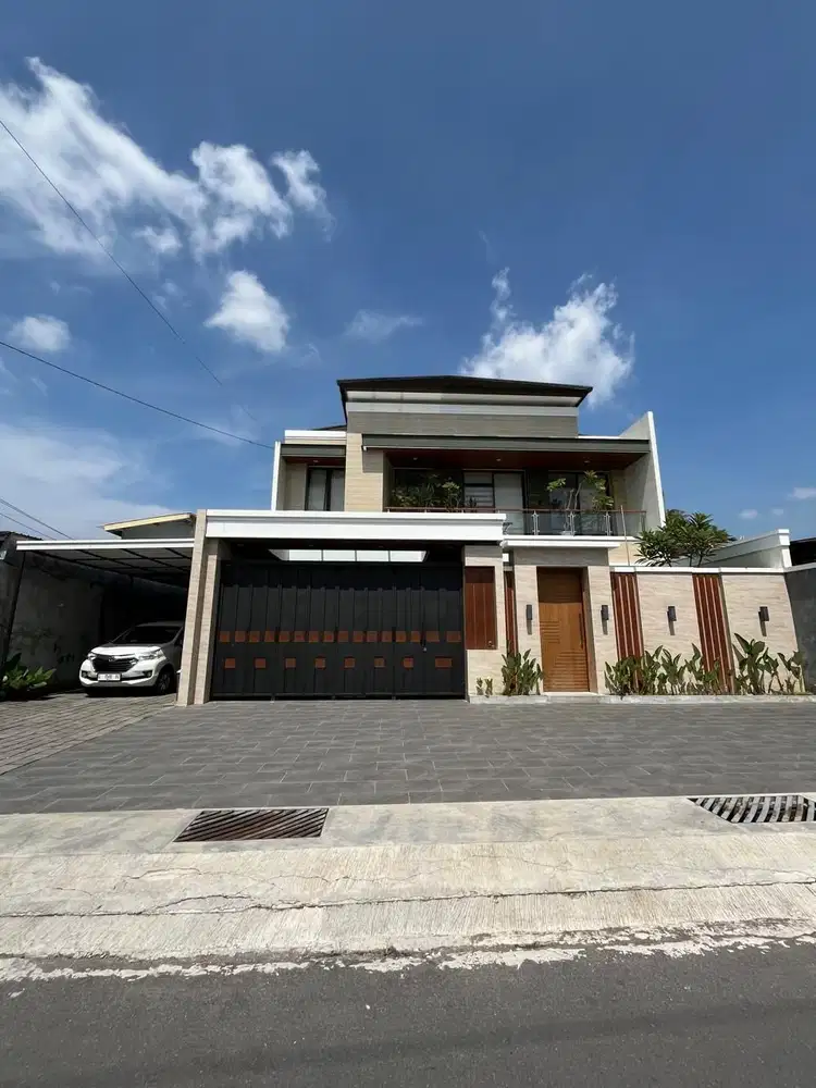 RUMAH MEWAH 2 LANTAI LUAS ADA KOLAM RENANG DI JALAN GITO GATI NGAGLIK