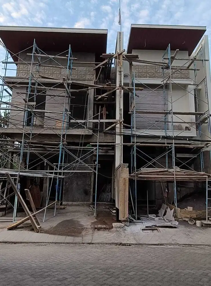 Rumah Gress One Gate Sistem di Jln Utama Manyar Jaya