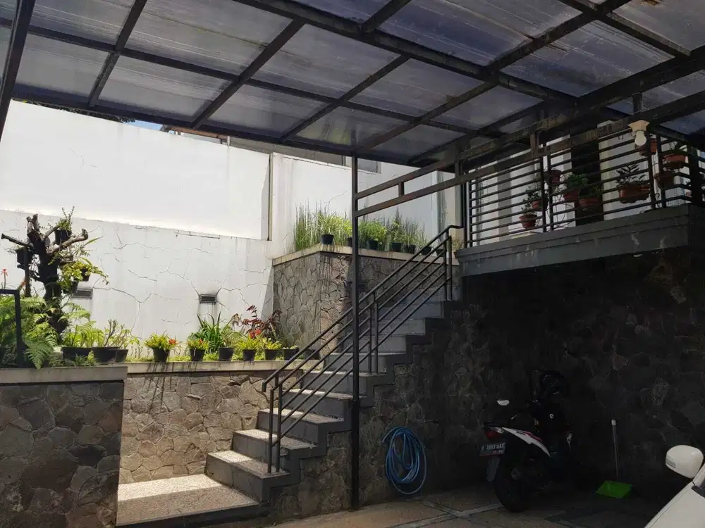 Dijual rumah di Syailendra Setrasari Bandung