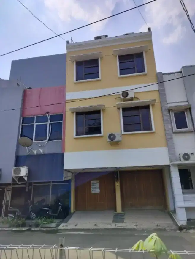 Ruko Ràpih Hadap Jalan Lebar 6m Dekat Jalur LRT