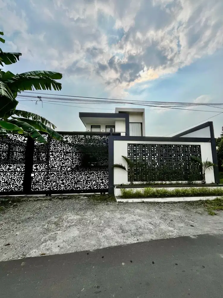 RUMAH MEWAH 2 LANTAI  FULL FURNISHED DENGAN KOLAM RENANG DI TLOGOADI