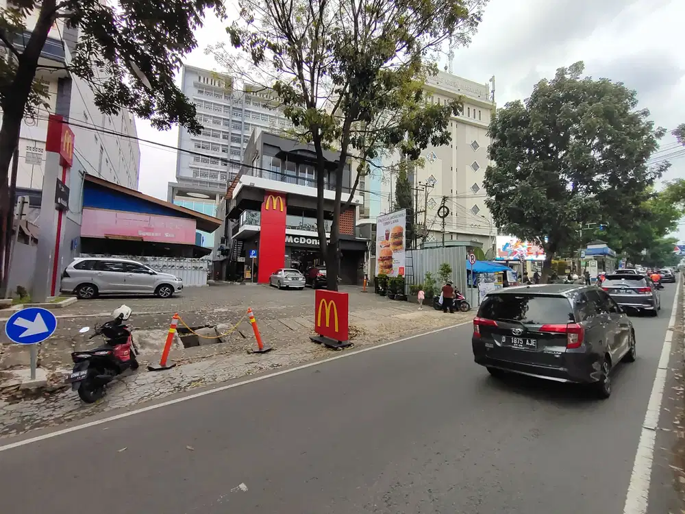 Ruko Luas di Jalan Surya Sumantri, Disewa McD Pas di Sebelah Maranatha