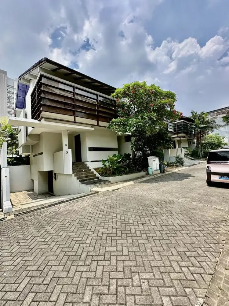 Rumah 3 lantai di Kemang, Jakarta Selatan
