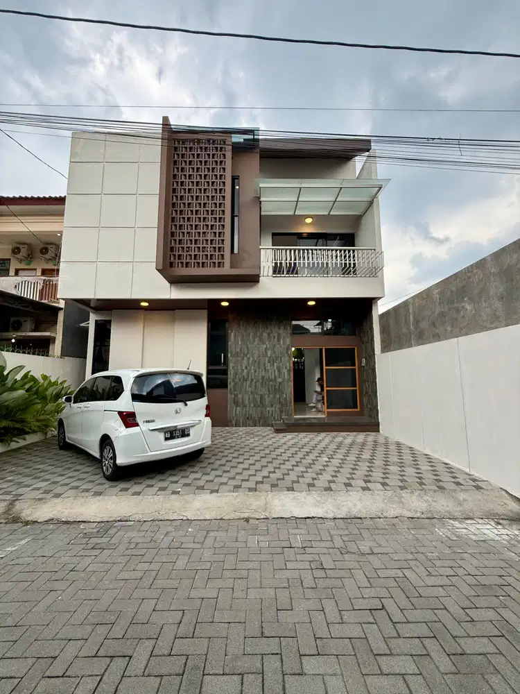 RUMAH MEWAH 2 LANTAI ISTIMEWA DI JALAN PALAGAN DEKAT HOTEL HYATT