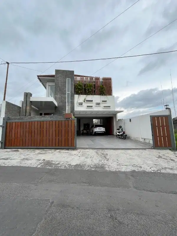 RUMAH MEWAH 2 LANTAI LUX STRATEGIS DENGAN TANAH LUAS DEKAT UGM