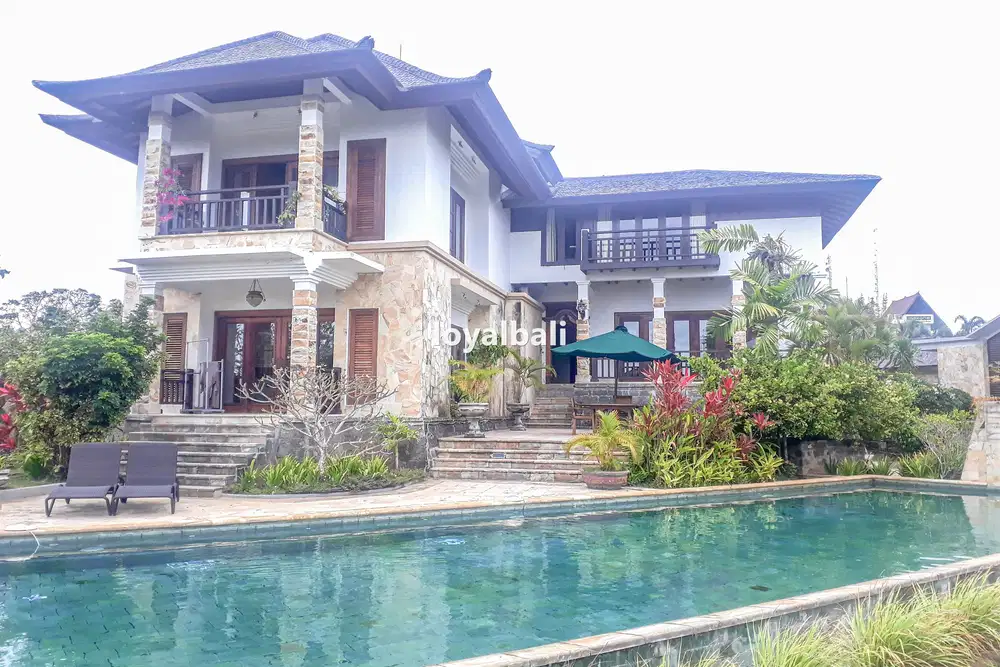 Vila cantik dengan pemandangan laut 180 derajat yang tak terhalang