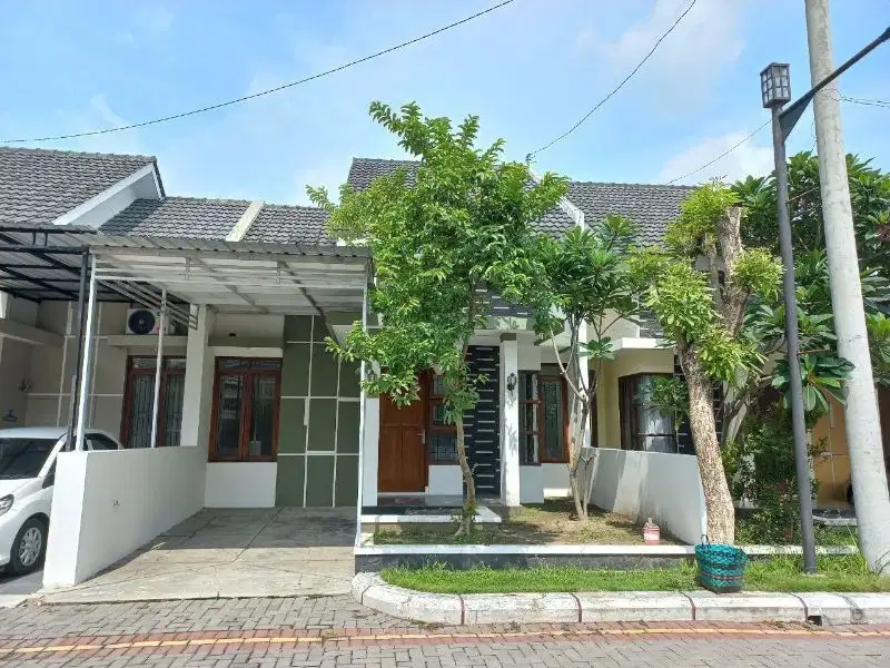 rumah cantik 1.5lantai tepi mangesti raya Gentan solo