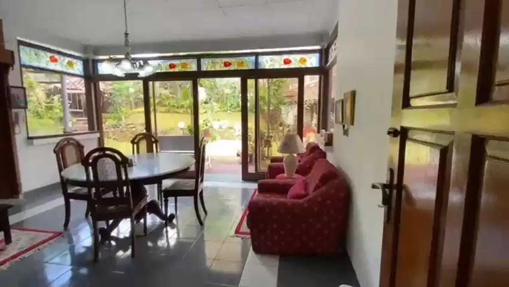 Rumah lama terawat cocok untuk lapangan padel di Gunung batu Cimahi