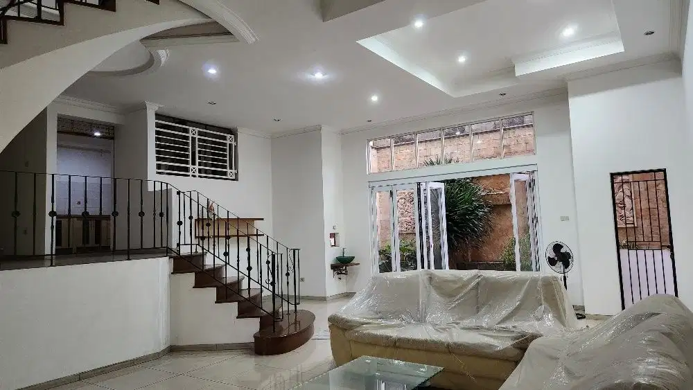 Rumah bangunan mandiri terawat depan taman di Puspita Loka BSD City