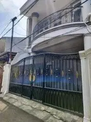 Rumah mungil depan Jalan 1 Mobil dan siap huni