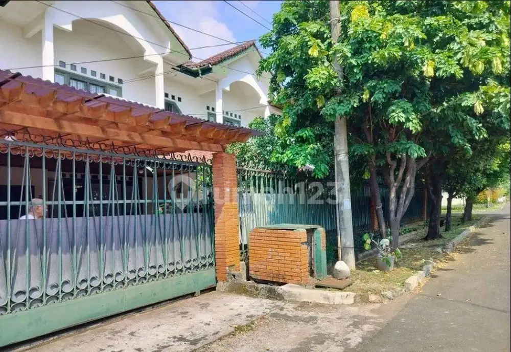 Rumah Tua Di Huk Dekat Jalur Lrt Dan Asri