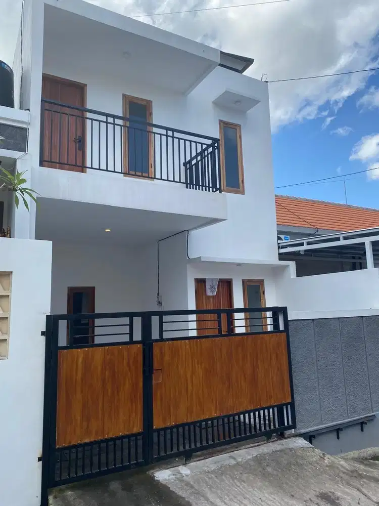 FOR RENT RUMAH BARU 2LT ADA 3 BR LOKASI BAGUS DENPASAR BARAT