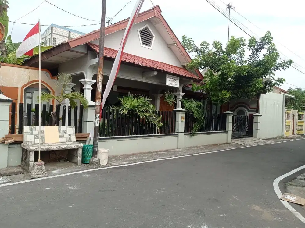 Jual murah BU rumah luas dekat luwes gentan  BU