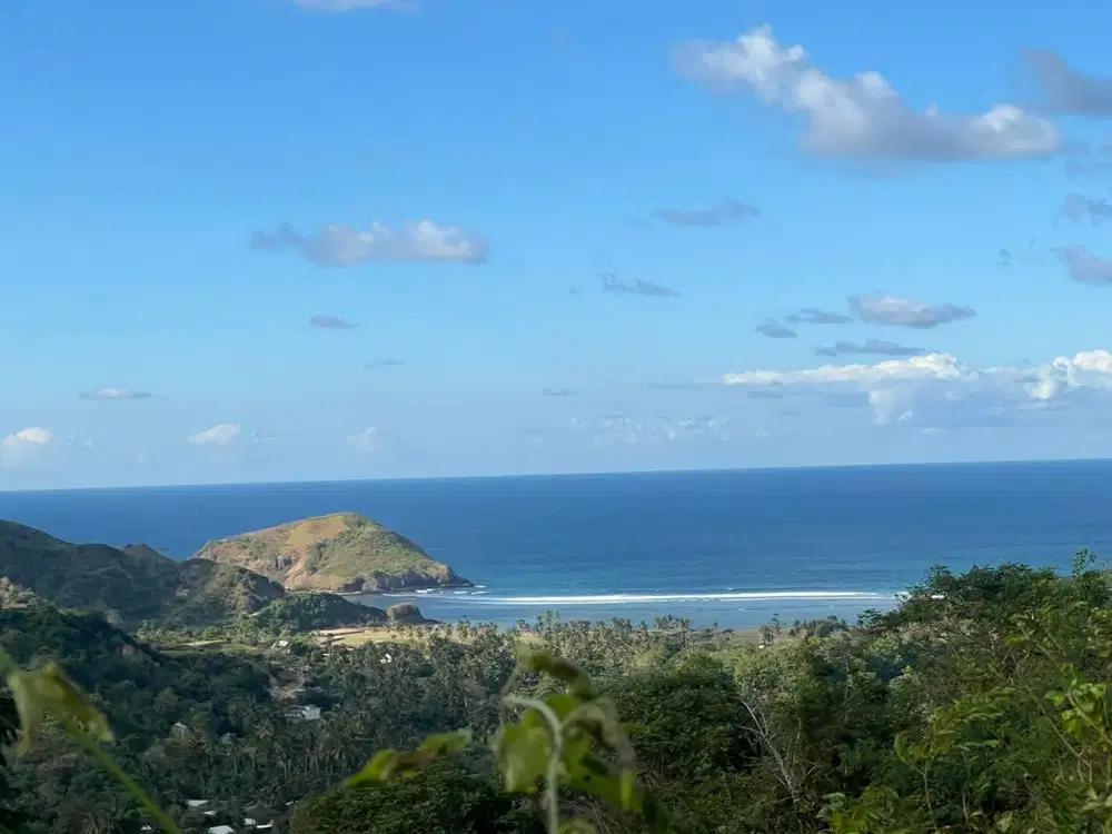 Tanah murah dekat pantai areguling Kuta Mandalika Lombok. Full view.