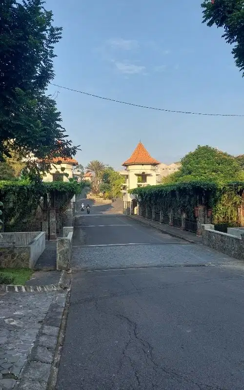 rumah lingkungan elite di perum green hills dekat hotel el dan jl tol