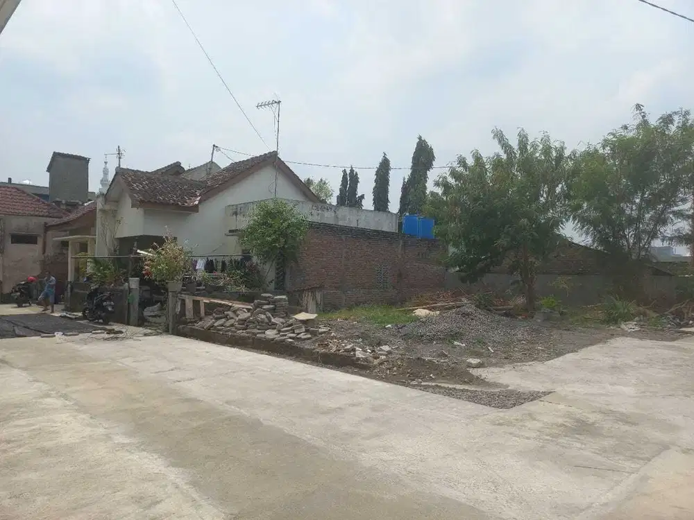 Tanah tengah kota dekat masjid Zayed gilingan Banjarsari solo