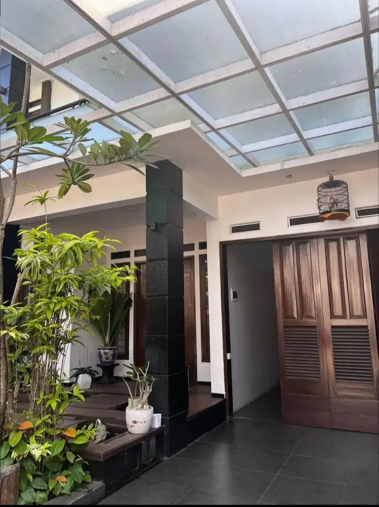 Jual Cepat Rumah Bagus Siap Huni Lokasi Sangat Strategis di Turangga