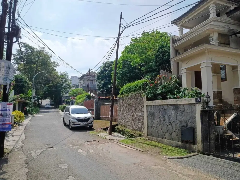 Rumah dengan kolam renang di setrasari bandung
