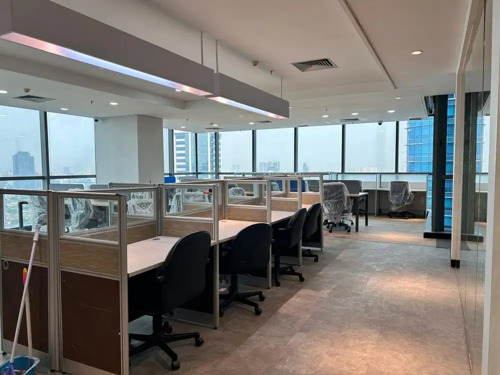 Sewa Kantor Eksklusif Full Furnish 279 m2 di UOB Plaza Thamrin, Nego