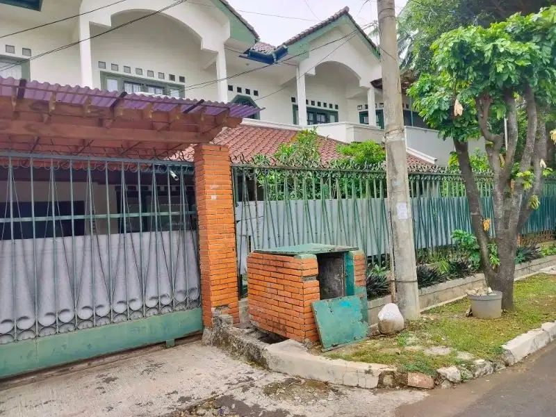 rumah tua 2 lnt huk lebar 25m.dan sangat tenang dan strategis