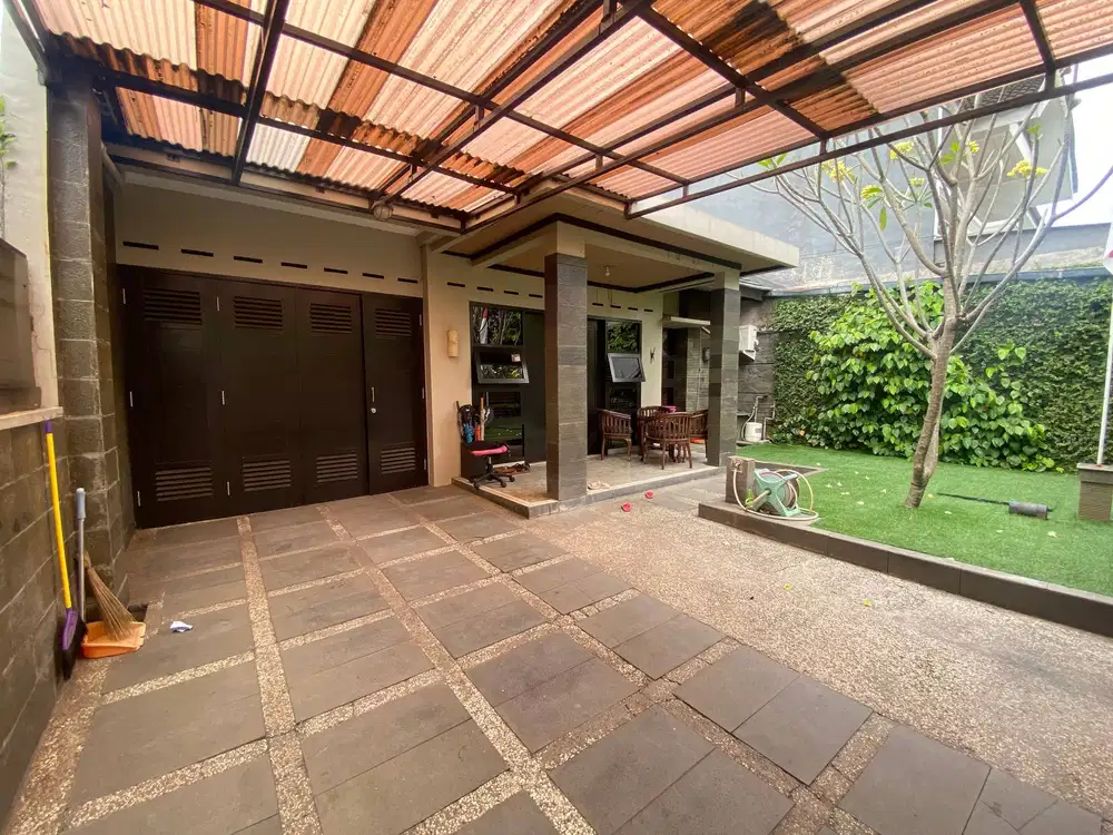 Rumah bergaya minimalist modern di Turangga.