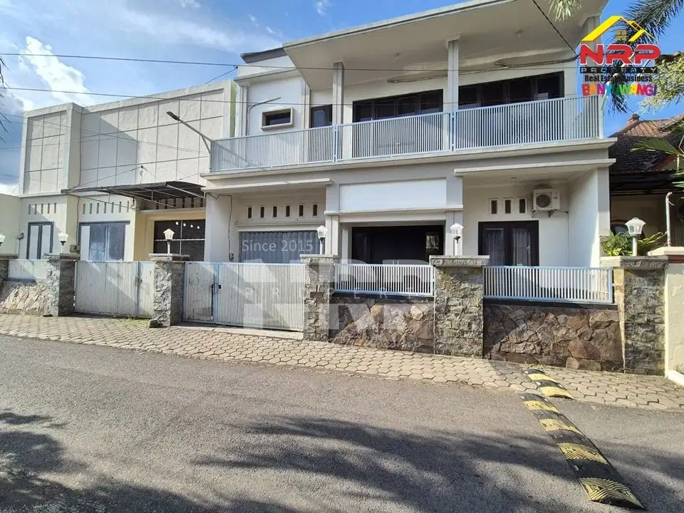 Dijual Rumah 2 Lantai Sangat Strategis di Belakang Kantor KPU Banyuwan