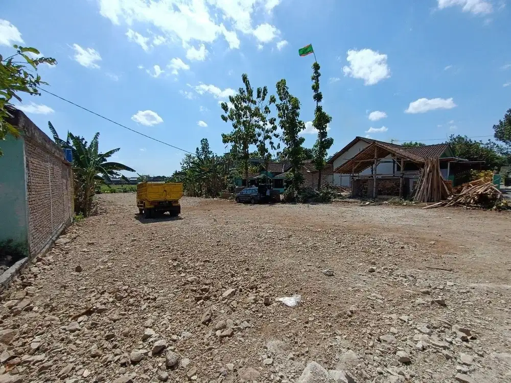 Tanah Hook Nempel Jalan Aspal Dekat Terminal Giwangan