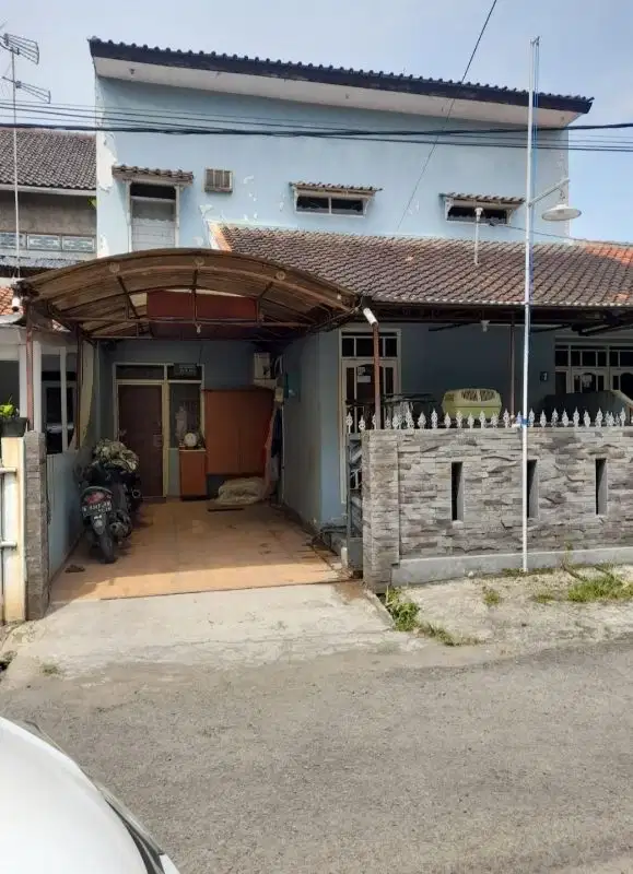 Dijual rumah semi furnished 2 tingkat di Arcamanik