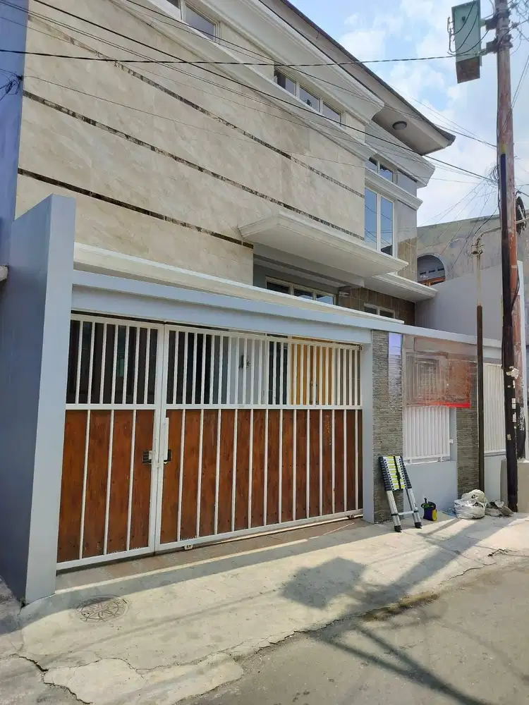 Rumah  Mewah 2 Lt Mangkubumen Dekat Mall Paragon Solo