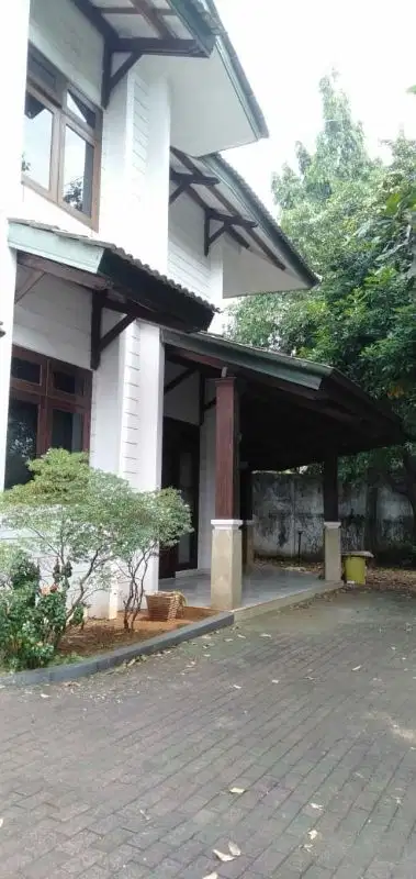 Kemang Dalam, rumah dengan taman tenang