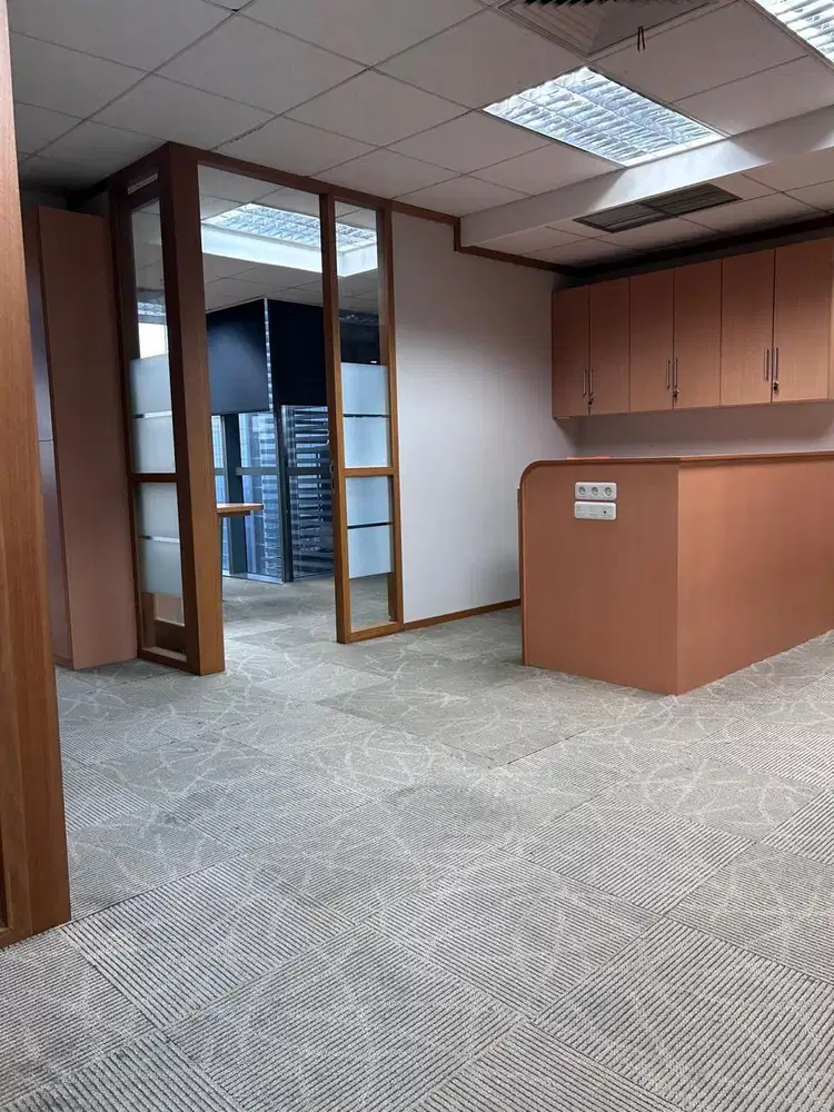 Sewa Kantor 131 m2 Semi Furnish di UOB Plaza Thamrin Jakpus, Hrg Nego