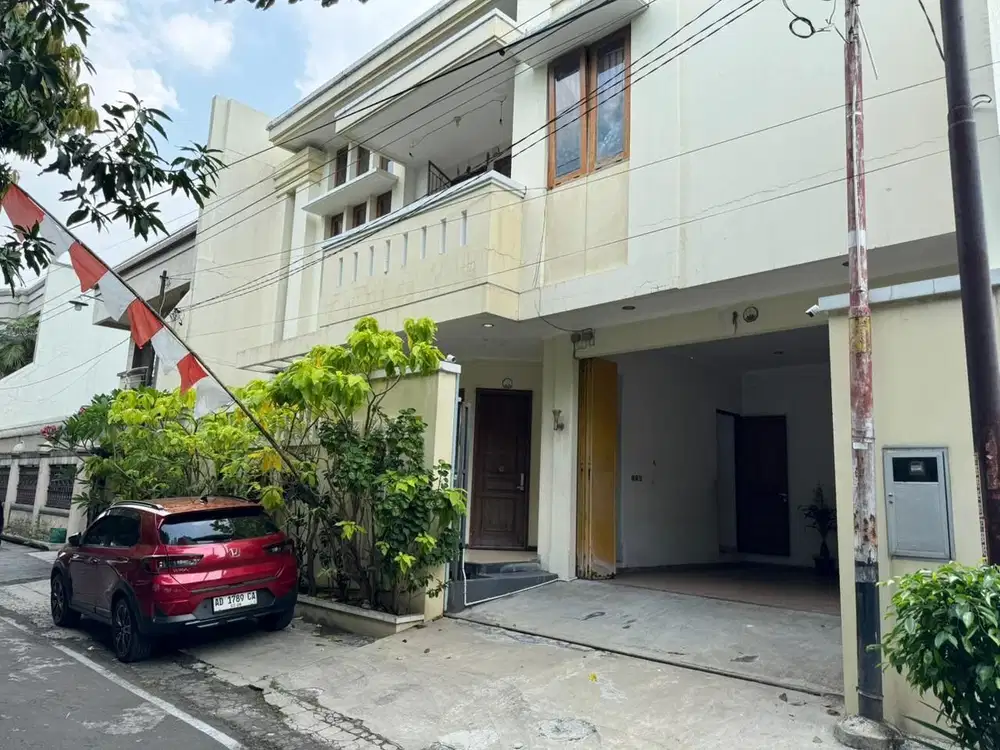 Rumah Mewah Manahan Banjarsari Lingkungan Elite Akses Lebar