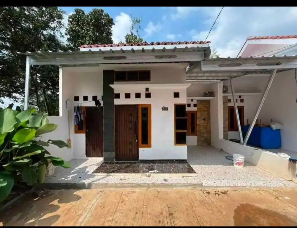 Lokasi pinggir jalan ada angkot nya..