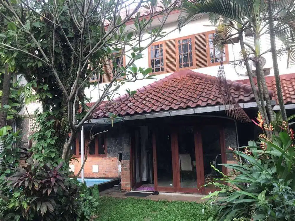 Dijual Rumah Dilengkapi Kolam Renang di Raffles Hill Cibubur