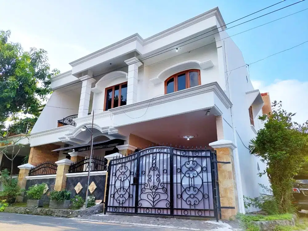 Rumah Mewah Solo Kota 2 Lantai Siap Huni Strategis Terawat