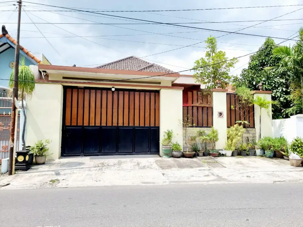 Rumah Mewah 389m² Tepi Jalan Utama Di Banjarsari Solo