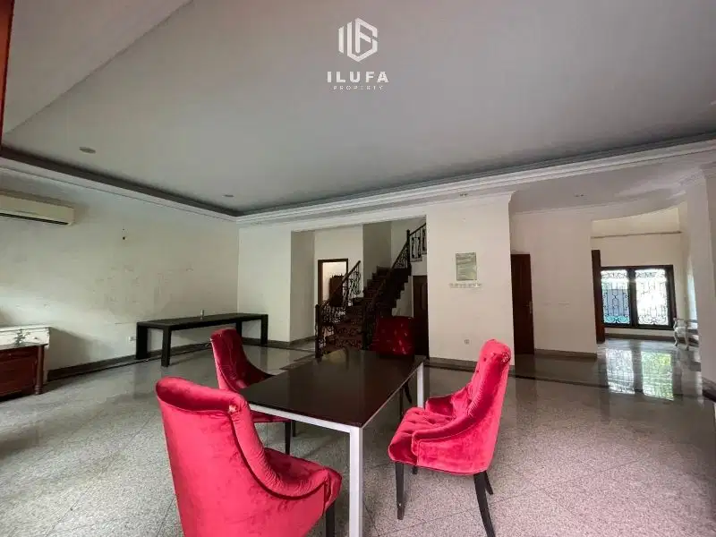 Disewakan Rumah area Dharmawangsa 5BR,  Lokasi strategis
