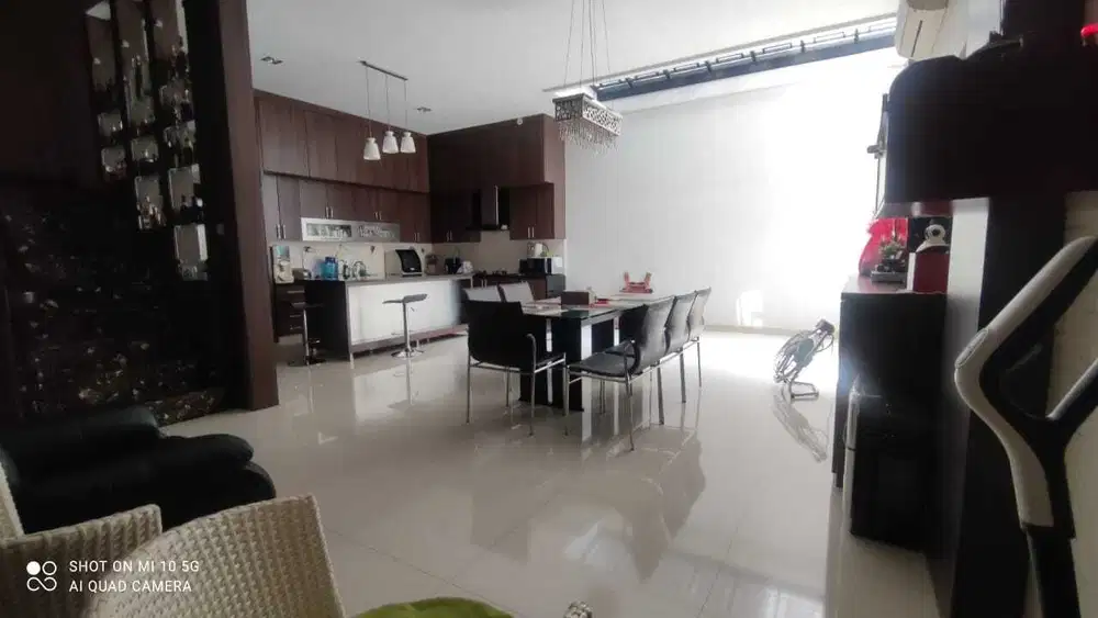 Villa komplek Helios daerah Polonia