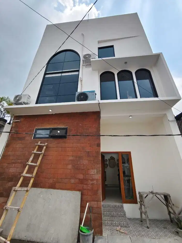 rumah baru 3 lantai di Kerobokan Canggu,strategis area