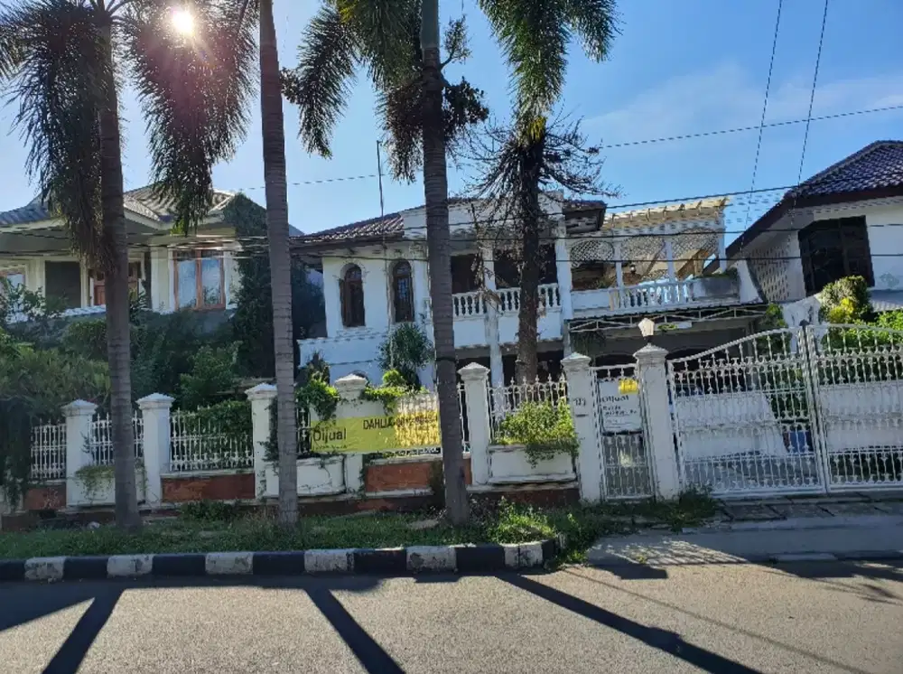 Rumah Lama Halaman Lebar dan Cocok Wisma.atau Kantor