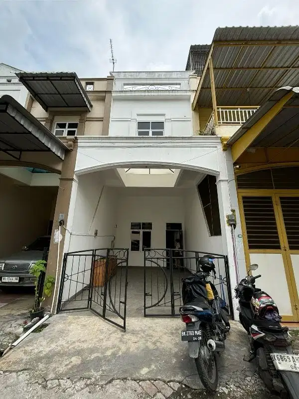 dijual Rumah Panjang dalam komplek Imperial Court siaphuni