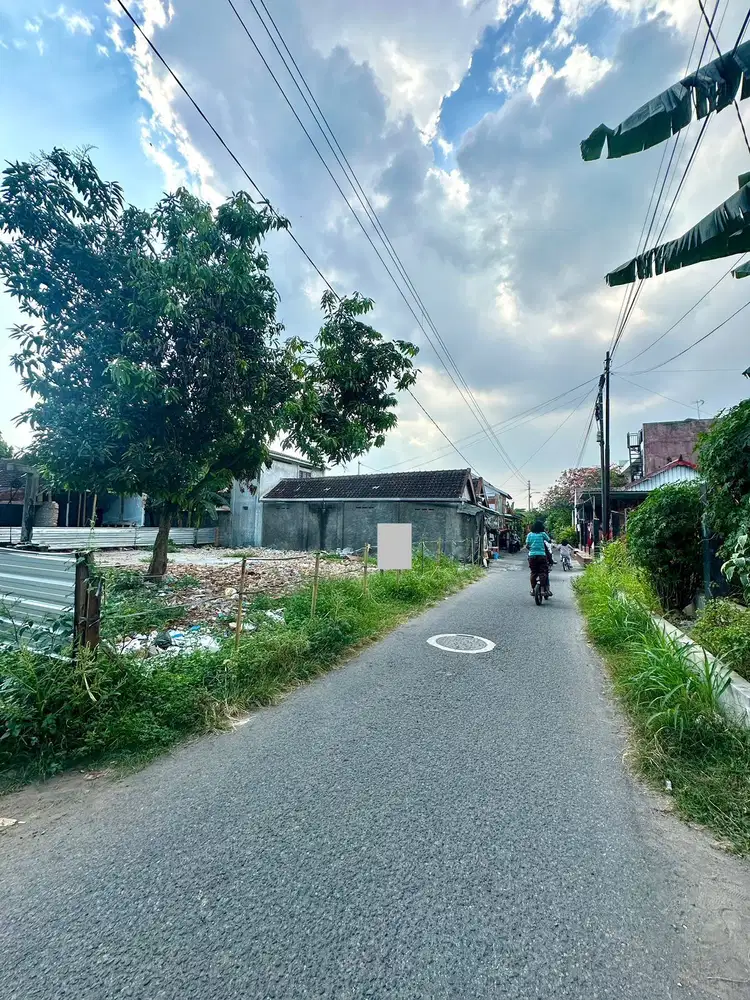 Tanah bagus pinggir jalan aspal linhkungan strategis mantrijeron