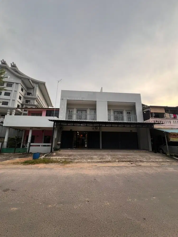 Dijual Ruko 2,5 Lantai Full Renovasi dan furnish di blok 3 Nagoya