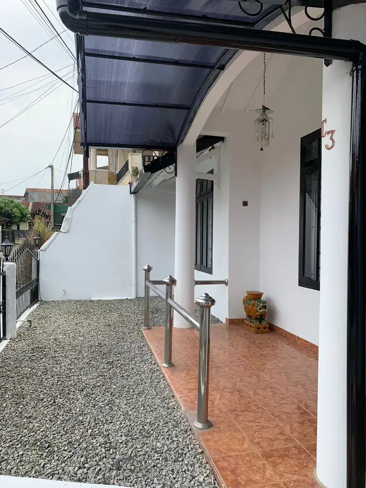 DIJUAL CEPAT Rumah 2,5 lantai di kompleks perumahan Sariwangi Bandung