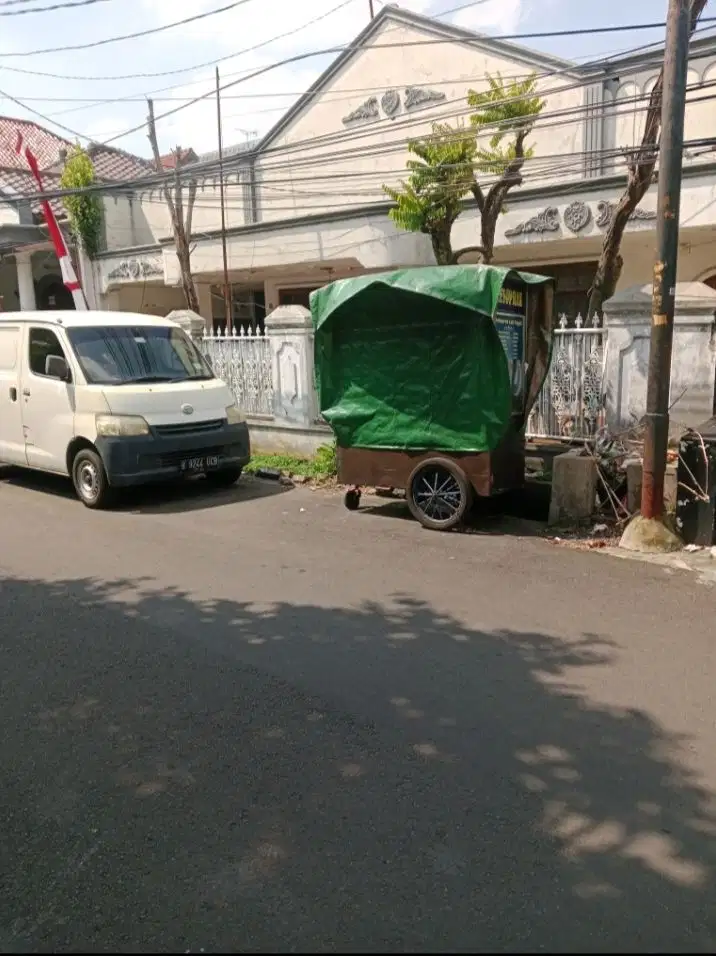 Rumah hitung tanah di Tebet Barat, Jalan lebar