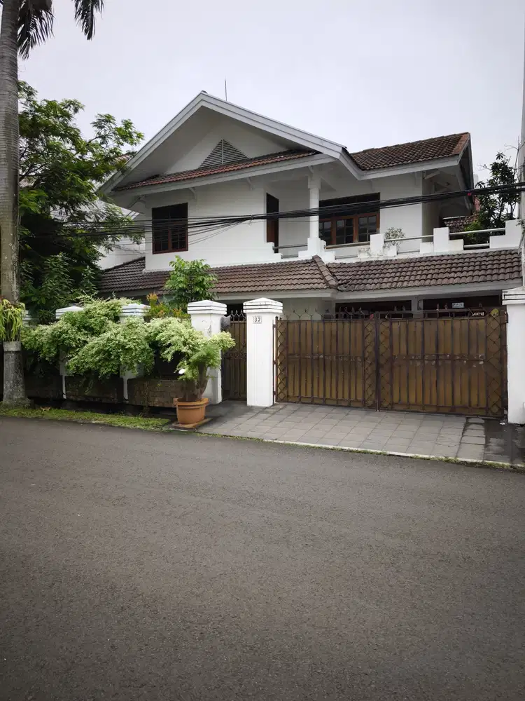 DIJUAL RUMAH 2 LANTAI KAWASAN ELITE MEGA KUNINGAN  DALAM KOMPLEK