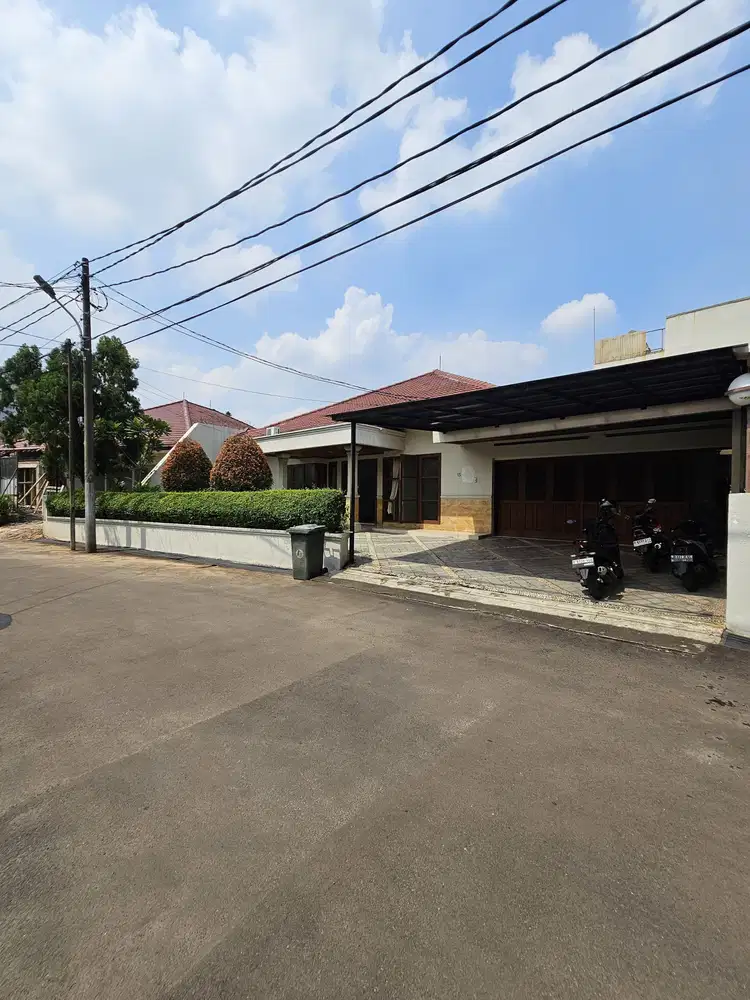 Rumah Desain Minimalist Classic Di Dalam Private Compound