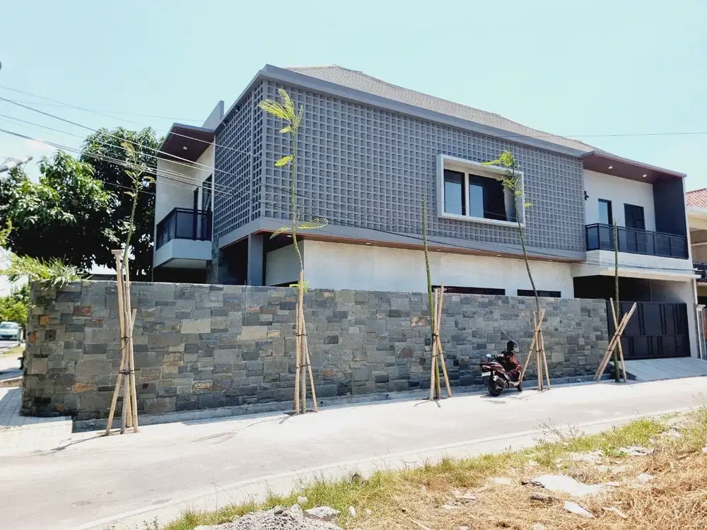 Rumah Mewah Solo 2 Lantai Tengah Kota Dalam Cluster ada Kolam Renang