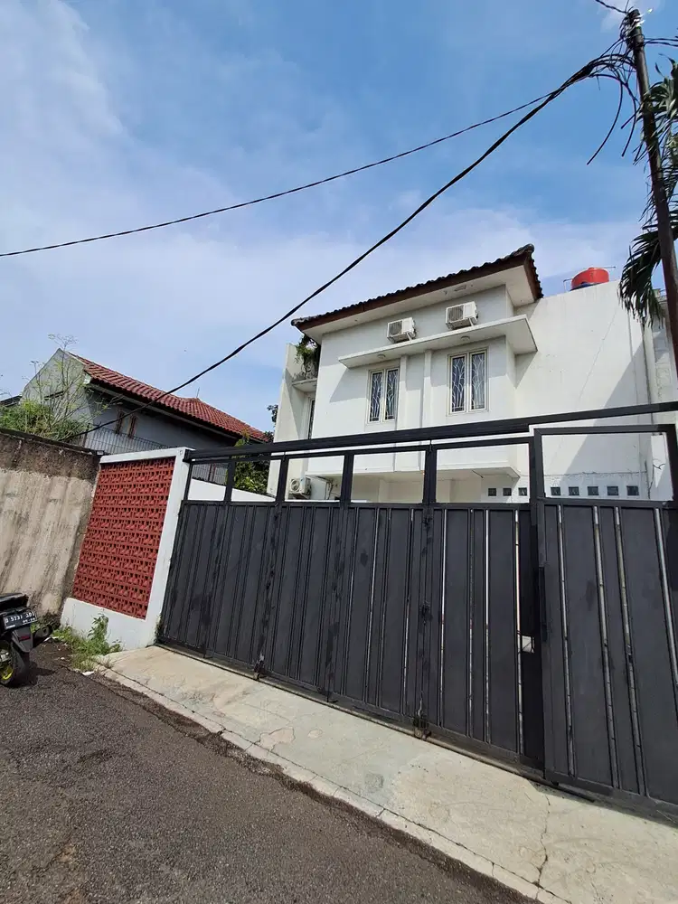 Rumah design elegan carport 3 dan luas tanah 200lebih kamar tidur 4+1