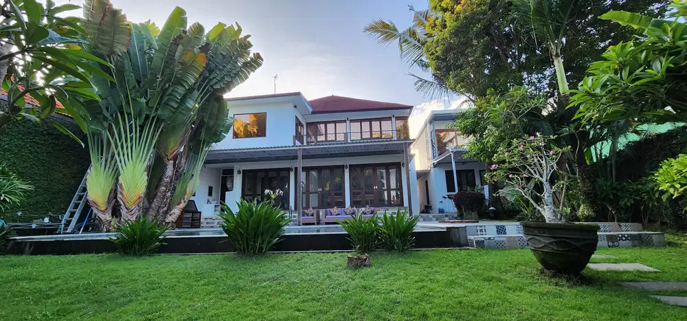 Dijual villa style colonial lantai 2 tumbak bayuh